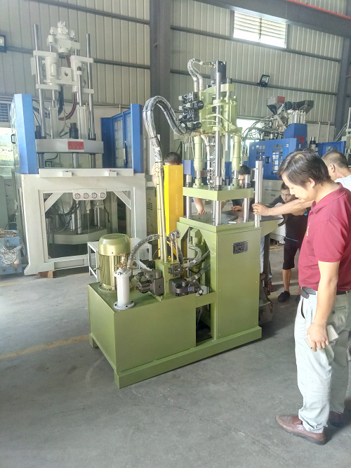 標(biāo)準(zhǔn)立式注塑機(jī)