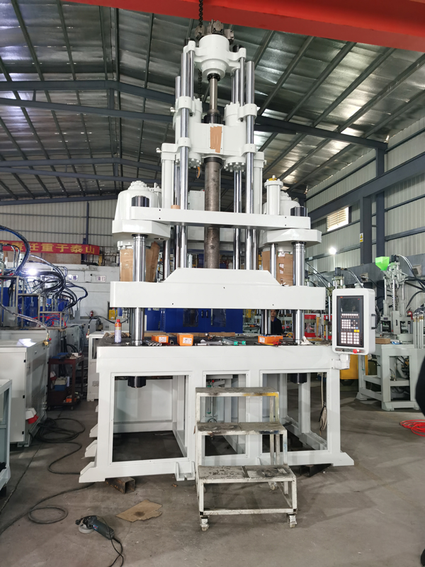 清雪車刷片專用立式注塑機(jī)